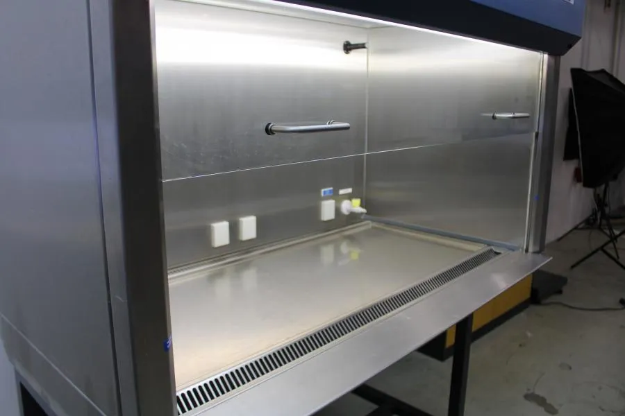 Clean Air CA/RE 4 Laminar-Flow/Safety Cabinet EU P As-is, CLEARANCE!